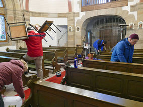 Putzaktion in der Weingartenkapelle (Foto: Karl-Franz Thiede)